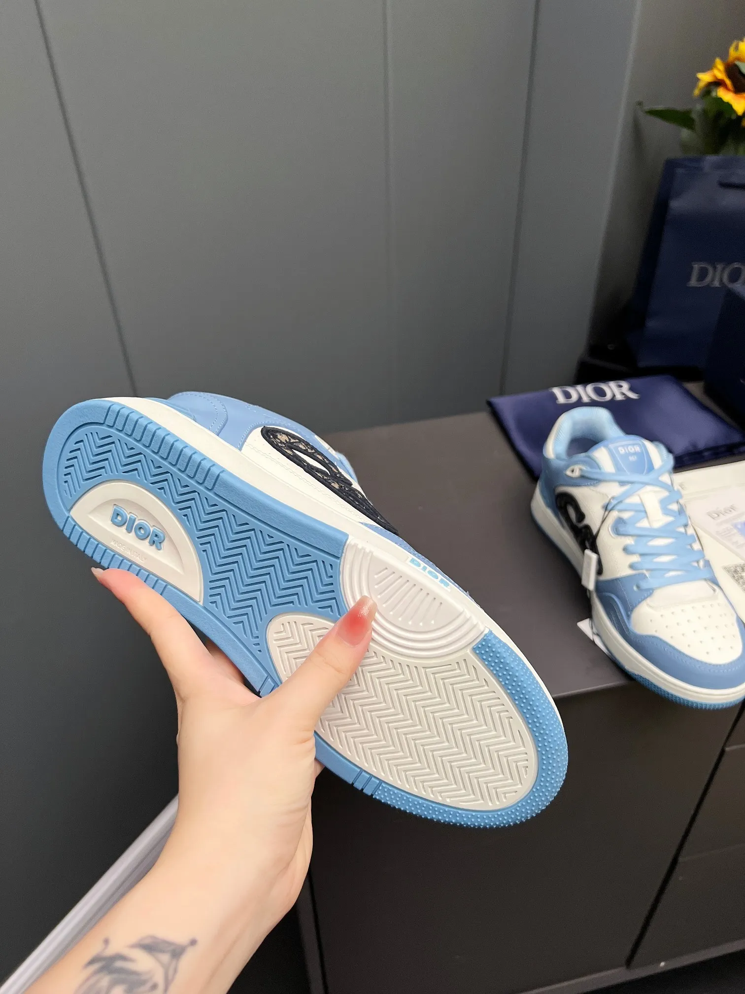 Men's Men's Shoes 💰600 Dior DiorB57 top version of low-top sneakers! ! ! Navy blue with beige smooth first-layer cowhide, fully oiled edges, T men's shoes 💰U outsole.  The 2024 autumn men's wear series has made a wonderful debut, a new classic item launched by Dior. Crafted from smooth first-grain cow leather in navy blue and beige, it's accented by a large leather heat-stamped CD logo on the sides. The distinctive laces of the same color match the color of the shoe body, and the opening and closing are decorated with various classic details on the tongue, sole and back side to enhance the style. The eyelet details, upper stitching and heel strip panels of the same color highlight the dynamic charm of its sports style. Exclusive two-color molded T men's shoes 💰U outsole is light, comfortable, non-slip and wear-resistant, the mesh lining and feet are customized with original colors, soft and breathable. Exquisite production technology highlights the grade, and can be matched with all kinds of clothing to create a refined look.